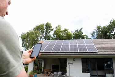 How Solar Battery Storage Systems Help Households Cut Energy Costs