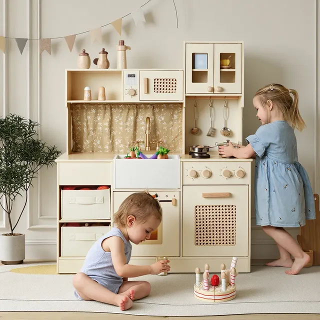 Spielküche aus Holz in Creme mit Aufbewahrungsmöglichkeit | labebe®