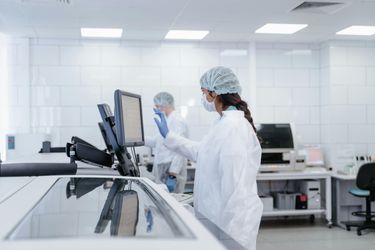 How to Choose a Rapid Test Manufacturer: A Procurement Guide for Healthcare Buyers