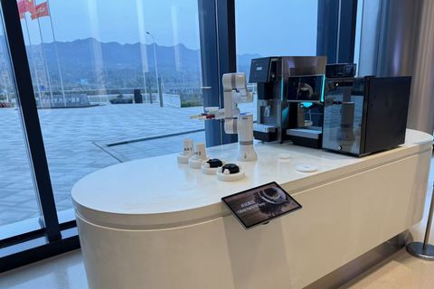 Automated Coffee Vending Robot — 24/7 Self-Service Barista Kiosk