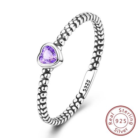 Anillo de corazón de amor morado con gotas de rocío