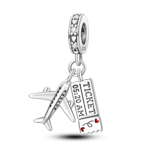 航空機とチケットのペンダント