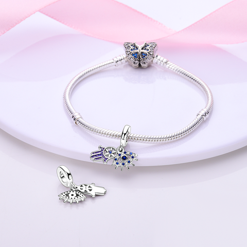 Yeux bleus et pendentif fleur de palmier