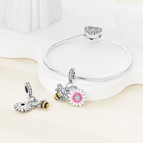 Bee Daisy Charm