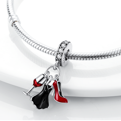 Abendkleid, High Heels, Rotweinglas-Anhänger