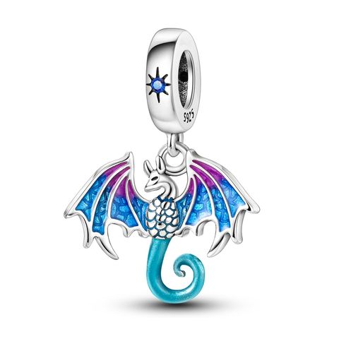 Fantasy fliegender Drache Baumeln