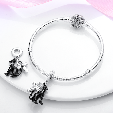 Anka Cross et Anderson Cat Dangle