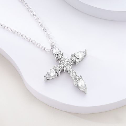 Collar de cruz con pavé brillante
