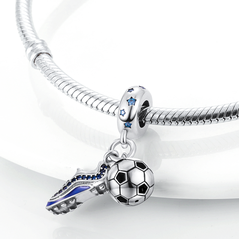 フットボールとサッカー シューズのペンダント