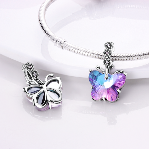 Pendentif papillon en verre coloré