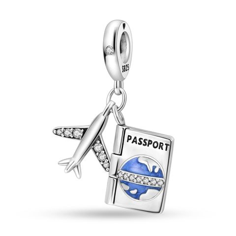 航空機とパスポートのペンダント