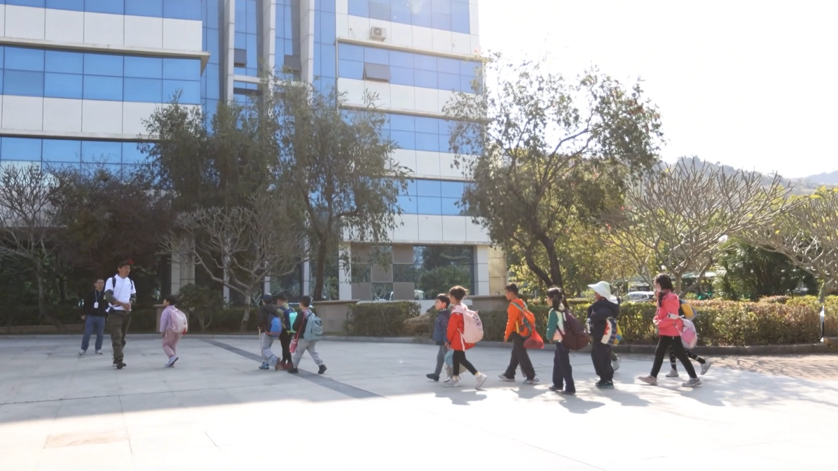 Shenzhen Rainbow Kingdom Education Teachers and Students Visit ACE Battery