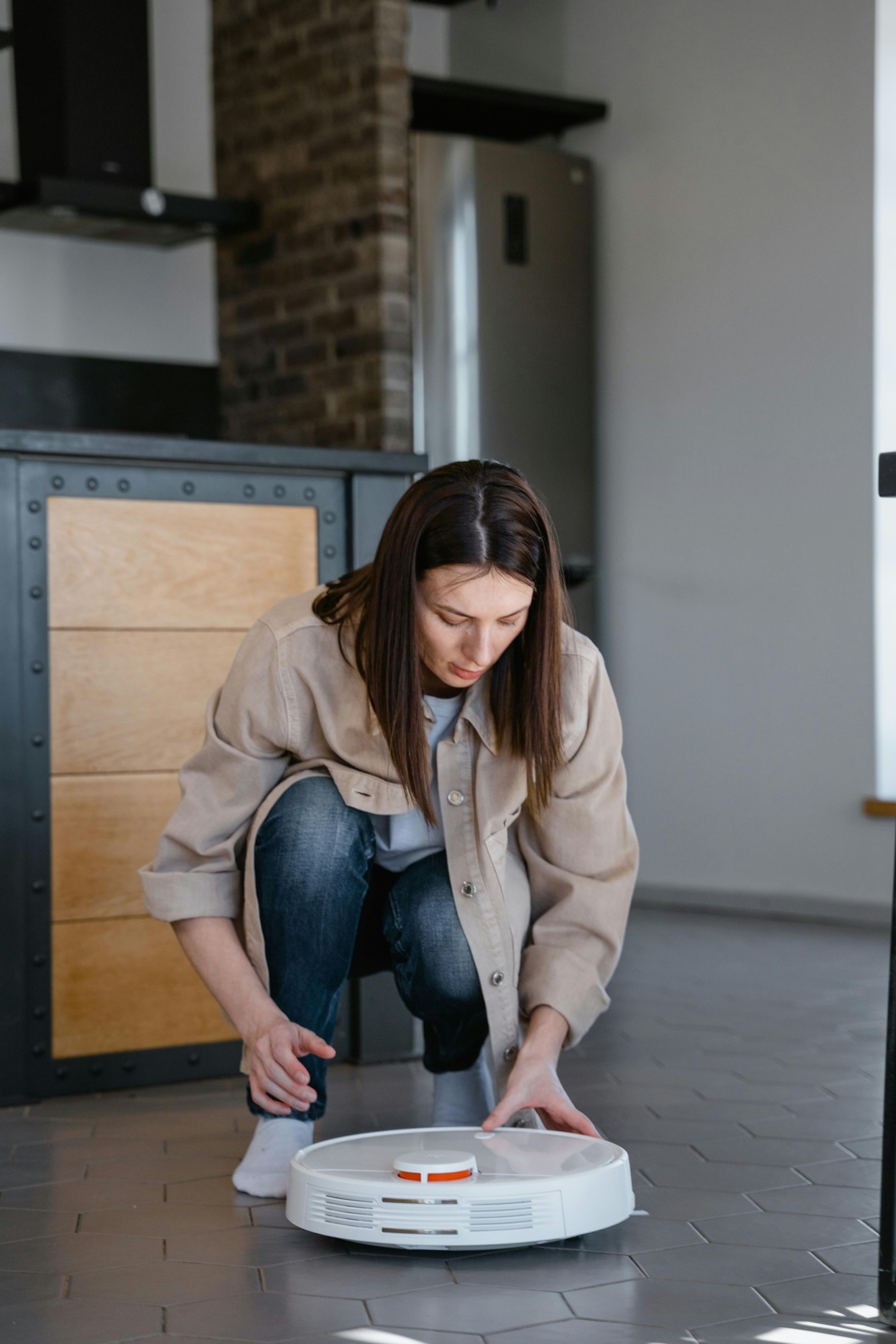 how to clean a robot vacuum？