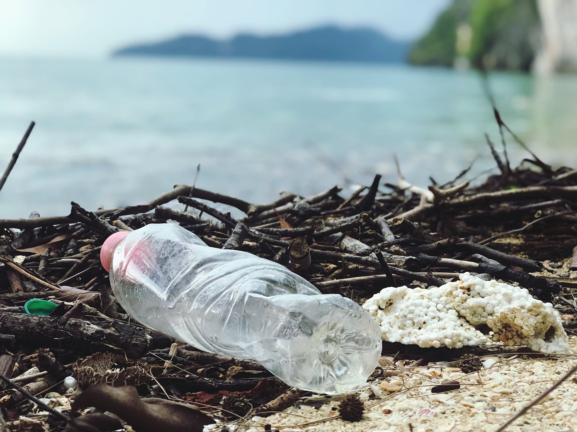 Как утилизировать пластиковые бутылки с водой в домашних условиях