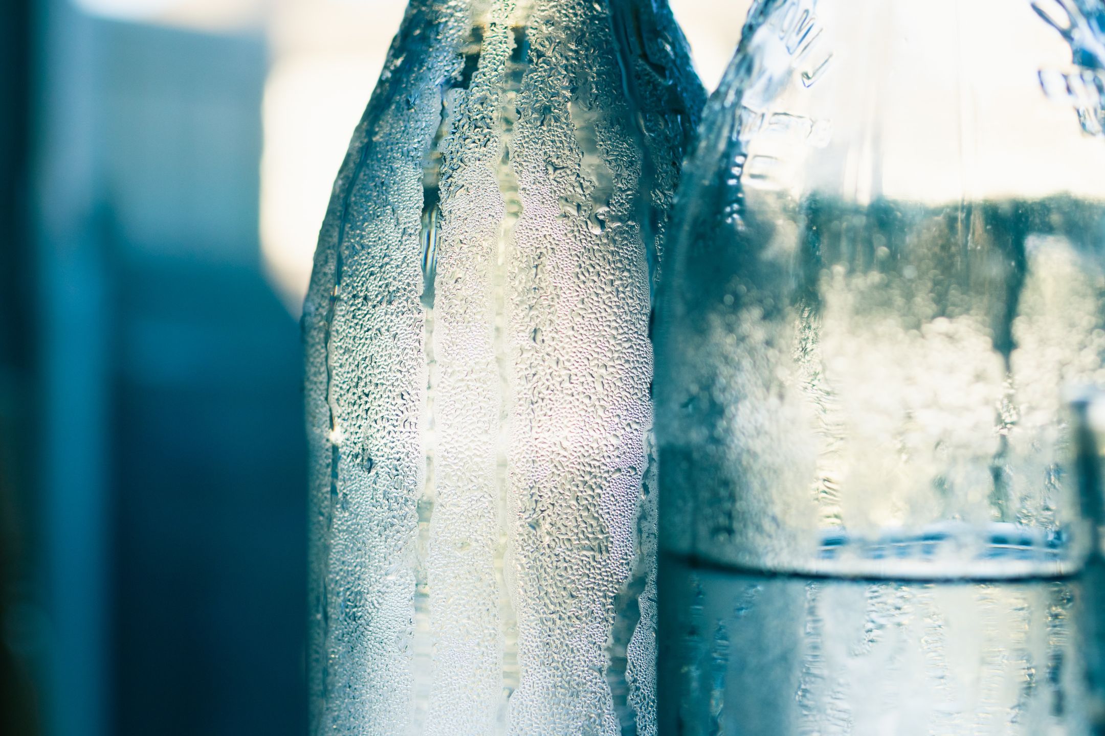 Caducidad del agua, la diferencia entre las botellas de plástico y