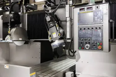 What Are the Differences between a Milling Machine and a Turning Machine