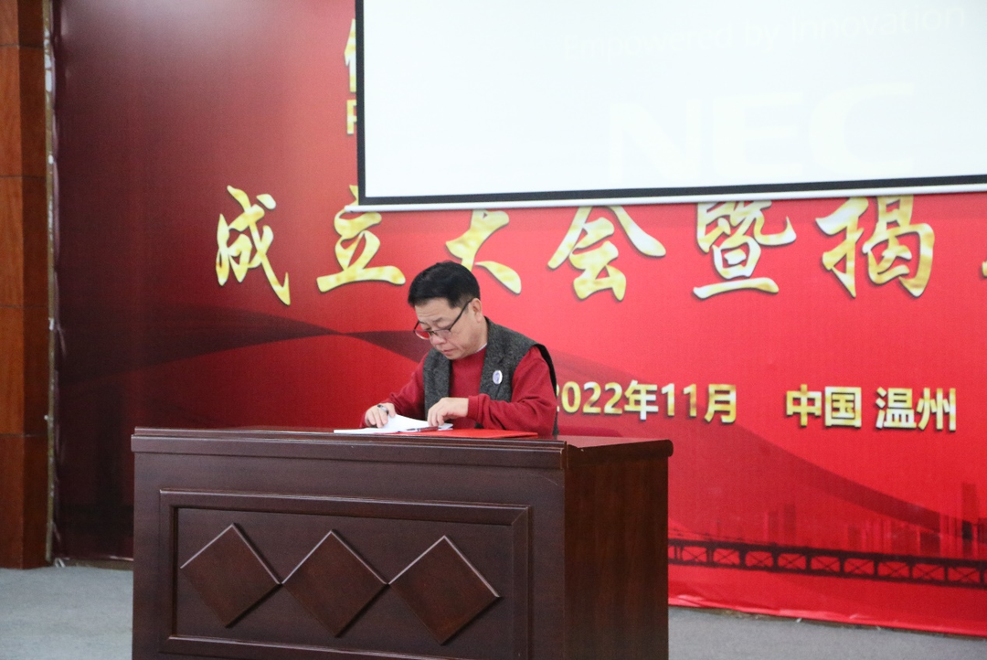 Li Ronglin, Vice President of Peidi Pet Health and Nutrition Research Institute, and Professor Xin Guosheng of Ningxia University signed a strategic cooperation agreement