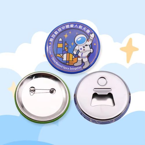 Zinn Insignia Großhandel Custom Name Logo Cartoon Spaceman Anime Metall Button Pin Opener Abzeichen für Taschen