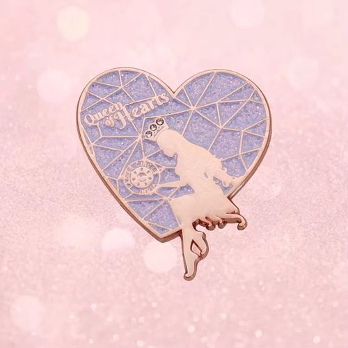 Vente en gros Creative Queen Purple Heart Enamel Pins Badge Logo personnalisé Cute Glitter Enamel Lapel Pin Broches Fabricant