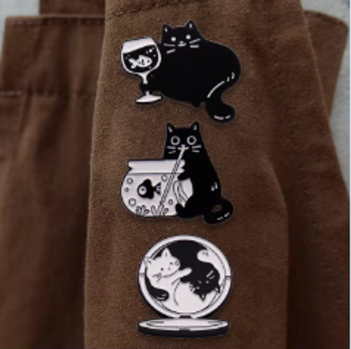 Épingle en métal émaillée du fabricant Logo personnalisé Badge souvenir de chat noir de dessin animé de chance