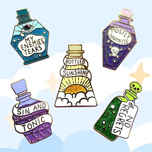 Hoge kwaliteit goedkope aangepaste metalen logo harde zachte emaille badge cartoon magische drank kleding anime revers pin glitter pin te koop