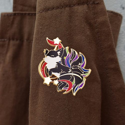 Fabricante Design Personalizado Metal Artesanato Pin Esmalte Duro Desenho Animado Bonito Animal Nove Caudas Raposa Souvenir Broche Lapela Pin