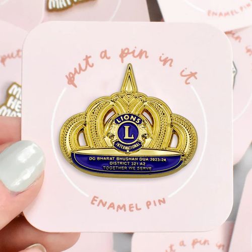 China Original Fábrica Ouro Banhado Chapéu Pins Lapela Pin Lions Clube Emblemas Personalizado Esmalte Macio Coroa Logotipo Pin