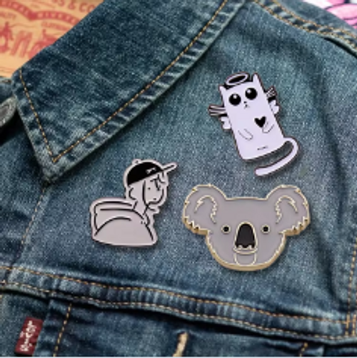 Pin de esmalte de metal sin mínimo, logotipo personalizado, pin de esmalte suave de dibujos animados de anime, broche de recuerdo para ropa, sombrero