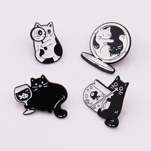 Fabricante de pins de metal esmaltados con logotipo personalizado, insignia de recuerdo de gato negro de dibujos animados de la suerte