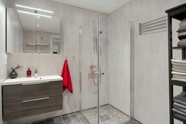 Hotel Shower Door Guide: Types, Features, and What Hoteliers Should Consider