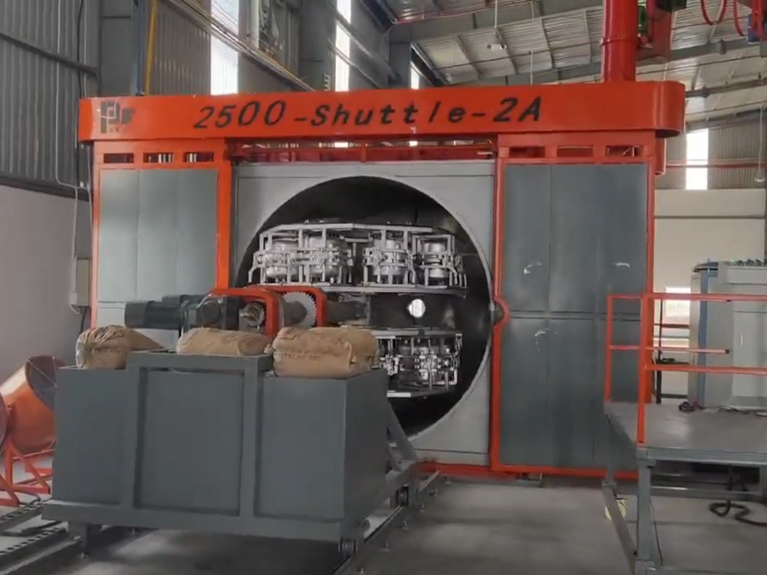 Shuttle Rotomolding Machine with dual-arm design for advanced rotational molding processes